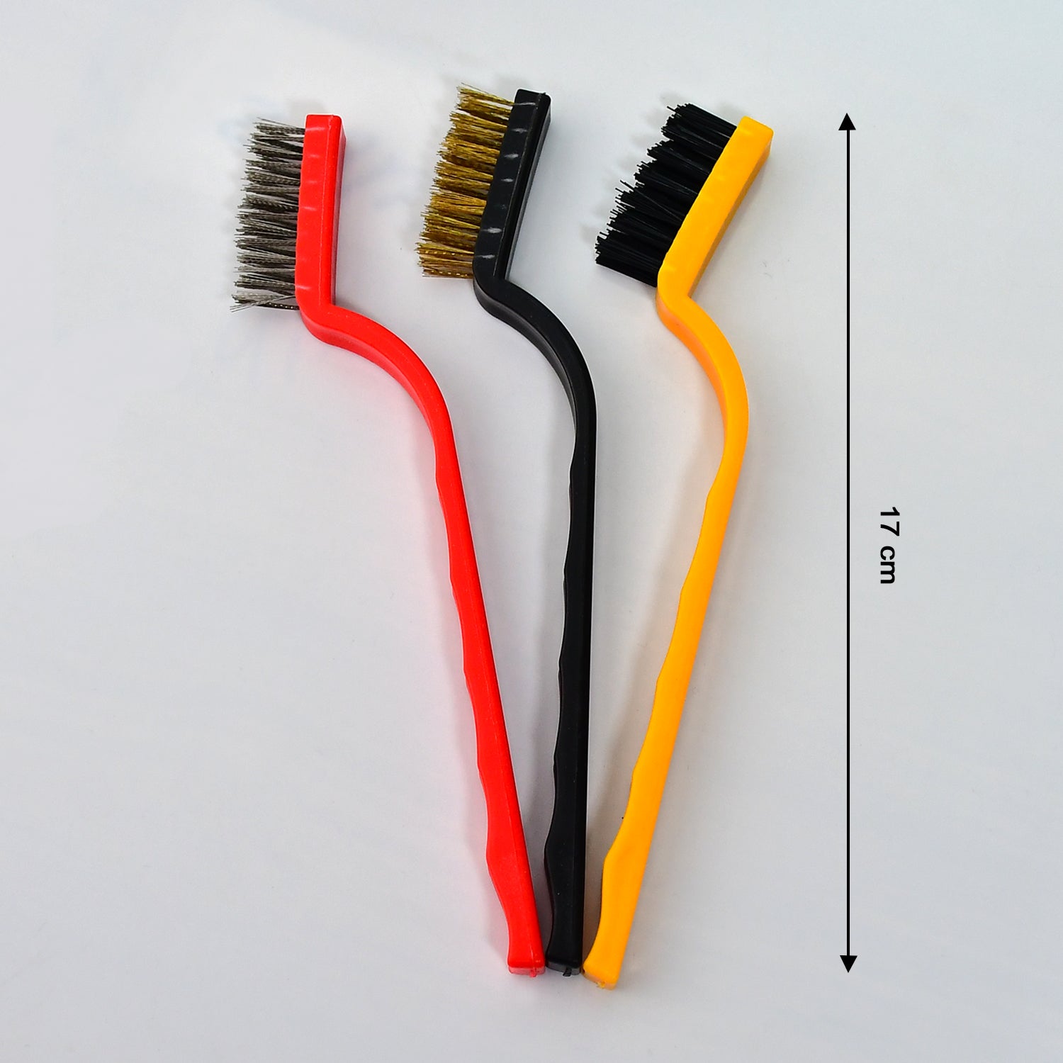 Multi-material wire brushes for cleaning hard-to-reach areas Multi-material wire brushes for cleaning hard-to-reach areas